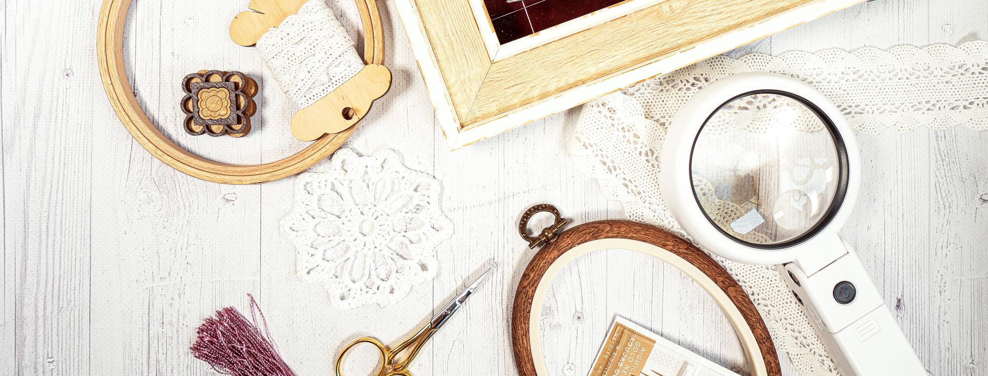 Interno della bottega con tavolo da lavoro